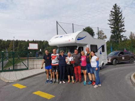 S Spremljevalno ekipo v kraju, kjer je 3 septembra štartala